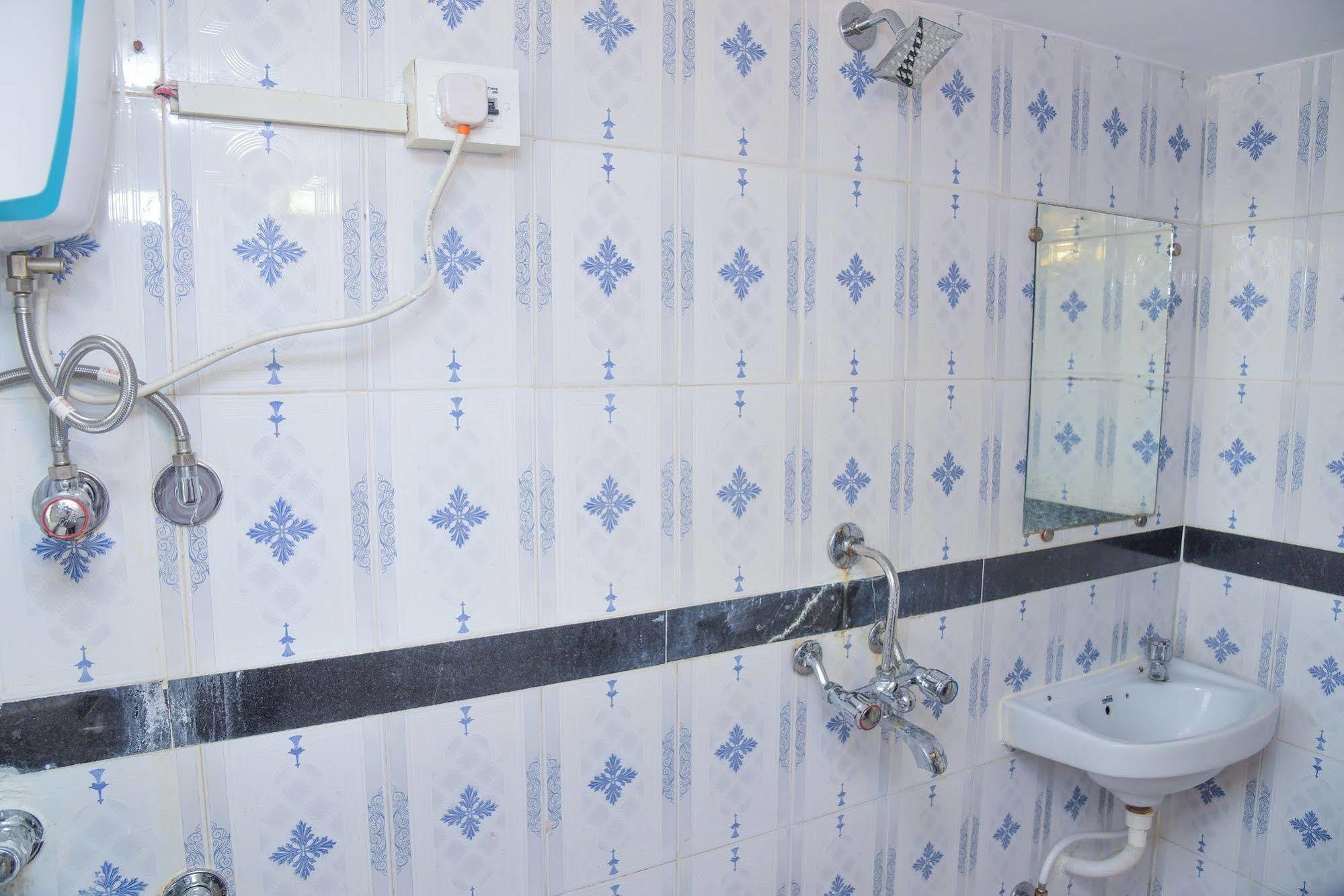 Hotel Evergreen Мумбай Екстериор снимка