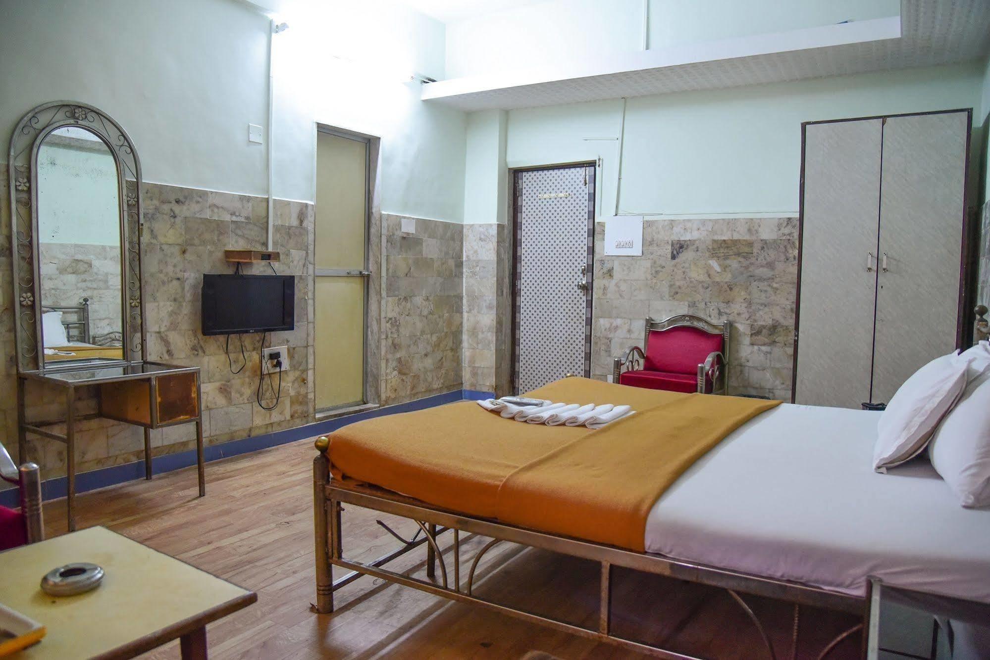 Hotel Evergreen Мумбай Екстериор снимка