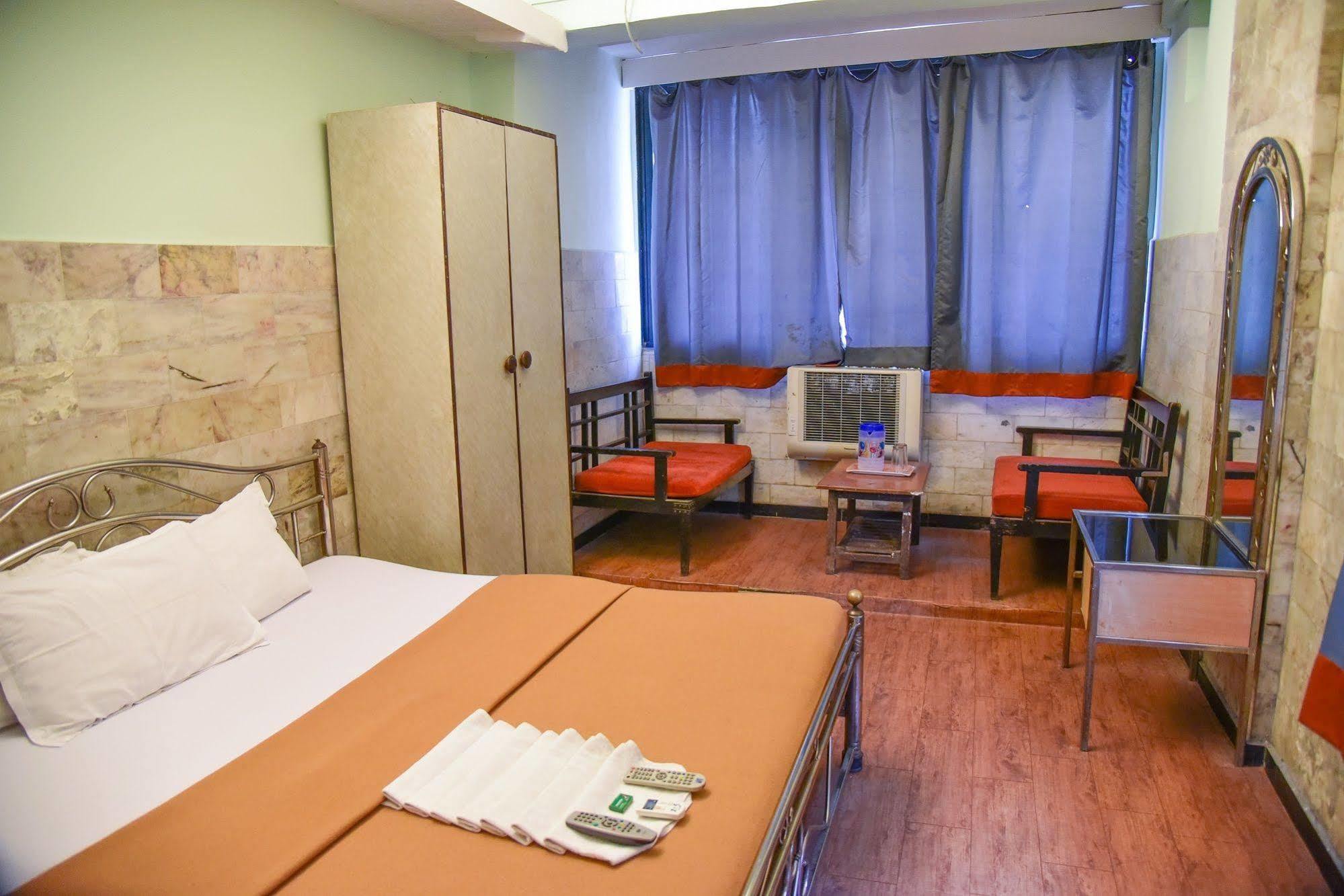 Hotel Evergreen Мумбай Екстериор снимка