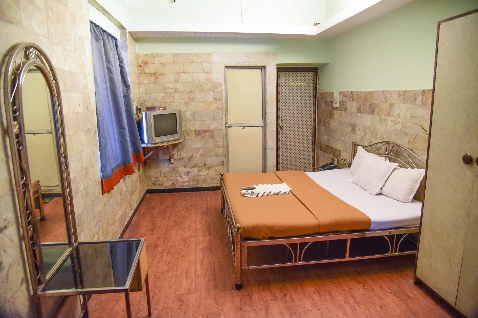 Hotel Evergreen Мумбай Екстериор снимка