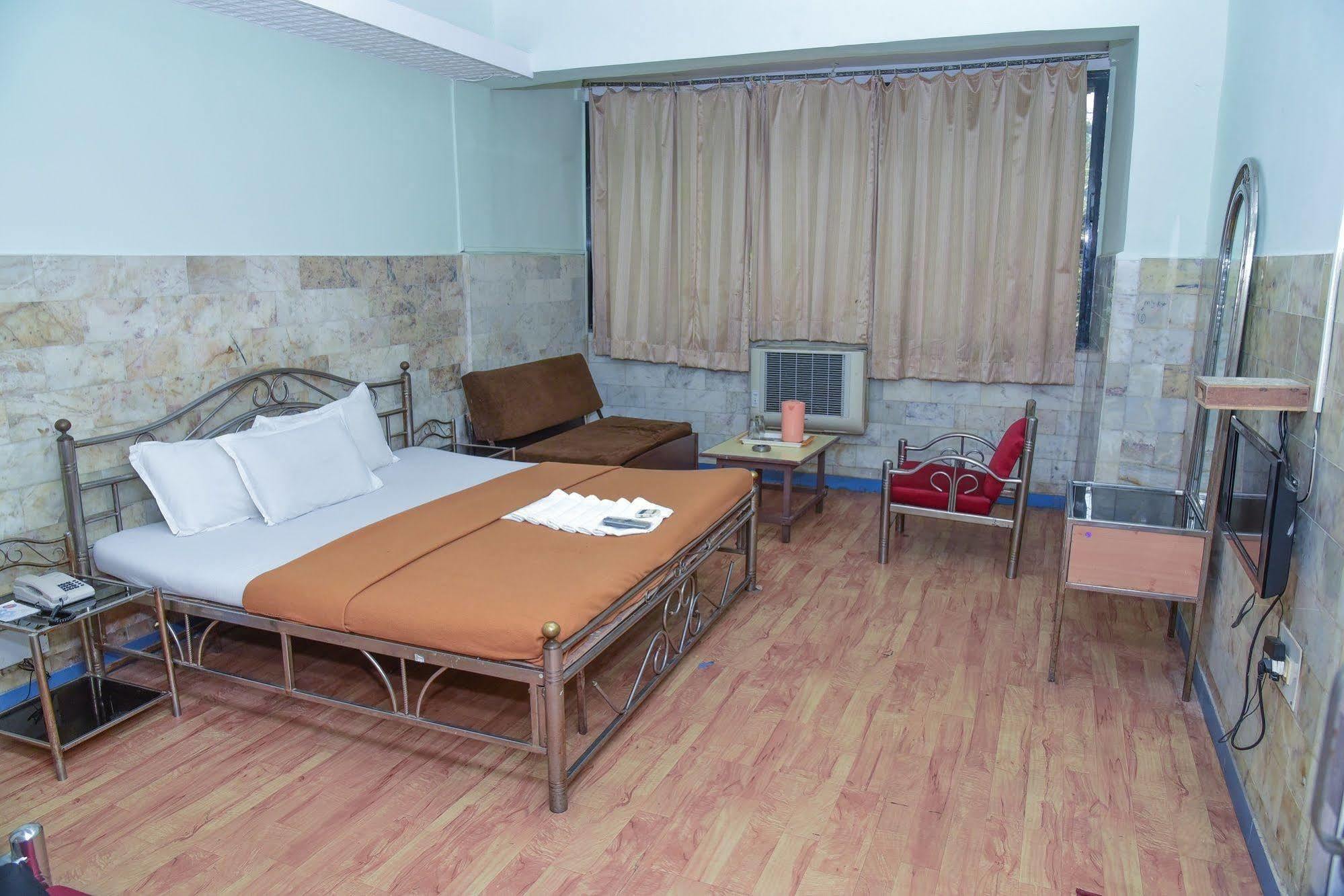 Hotel Evergreen Мумбай Екстериор снимка